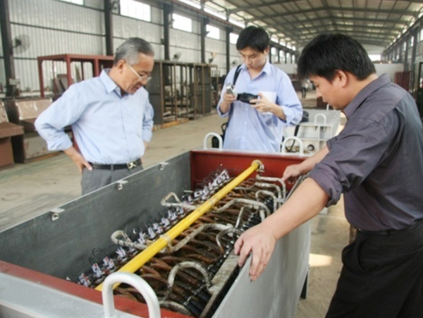 Superconducting material heating induction furnace